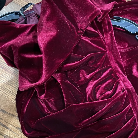 Vince Camuto Elegant Velour Side scrunch Gown with mini train on hem - Picture 5 of 5